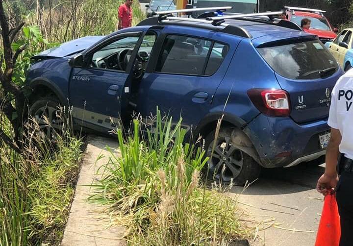 Borde lo salva del barranco en Zacapoaxtla