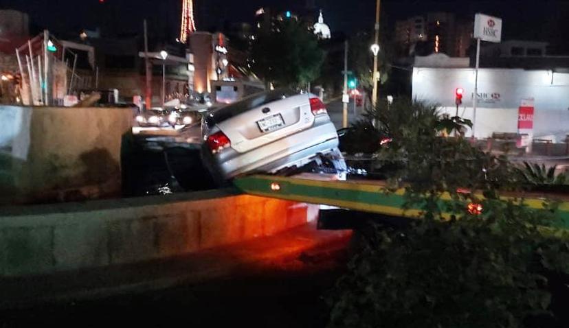 Borracho se sube a Fuente de los Frailes en la avenida Juárez