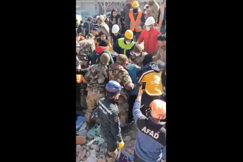 VIDEO Brigada mexicana rescata a niña de 8 años en Turquía