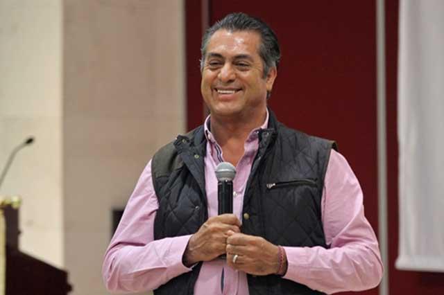 El Bronco vende casa de 25 mdp en 12.5 mdp y regala 2 vacas y un caballo