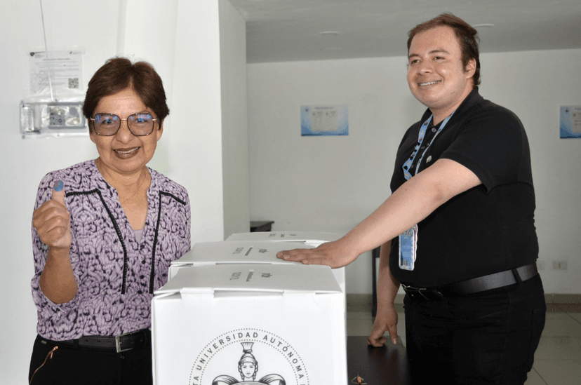 La Rectora de la BUAP, María Lilia Cedillo, emite su voto