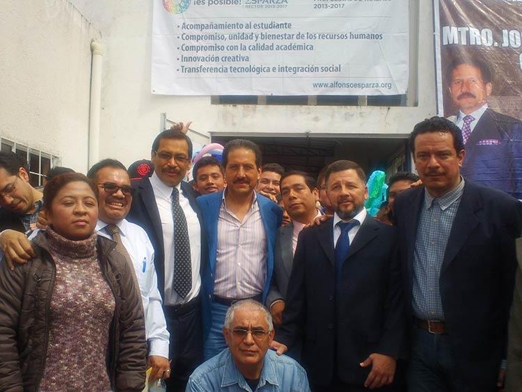 Visita Alfonso Esparza comunidad universitaria de Teziutlán