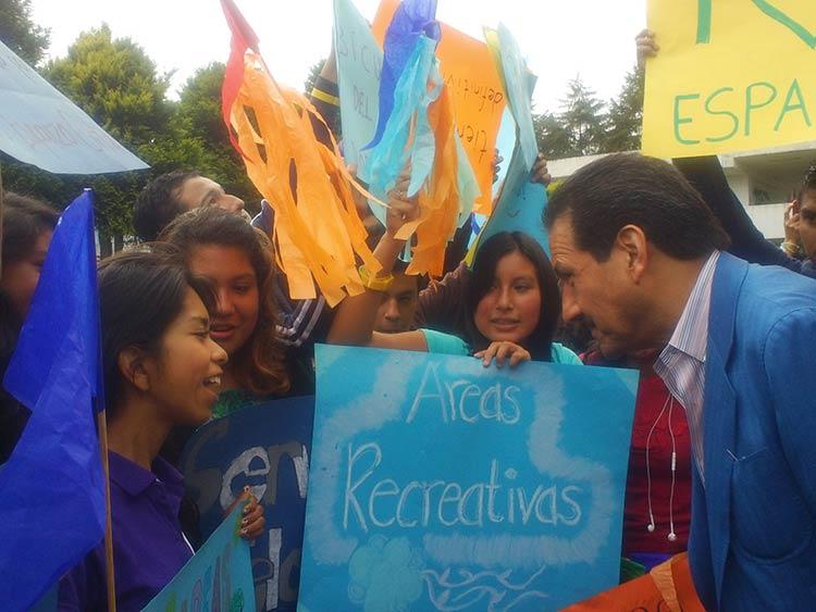 Visita Alfonso Esparza comunidad universitaria de Teziutlán