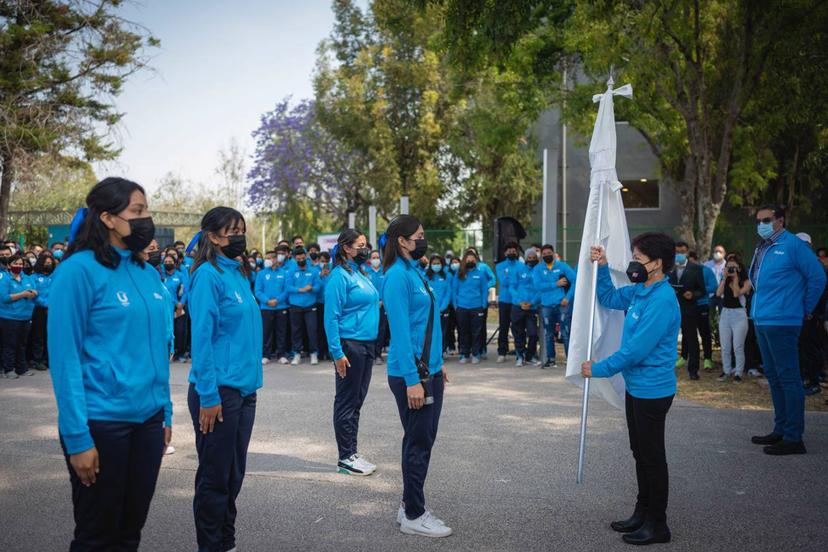 Entrega Cedillo uniformes y bandera a la delegación de deportista de la BUAP