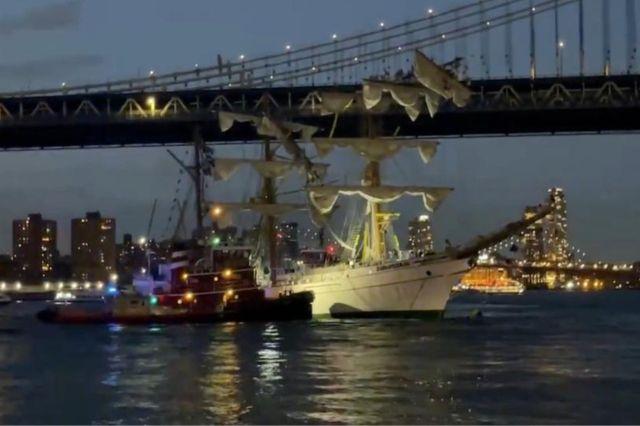 Buque Cuauhtémoc choca con Puente de Brooklyn; hay 19 tripulantes heridos