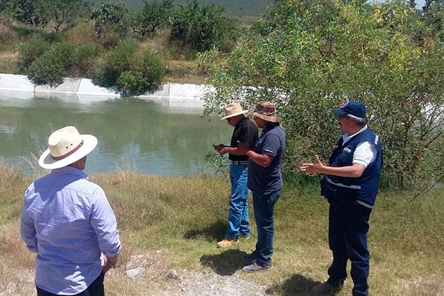 Buscan a 3 jóvenes que cayeron a canal de Valsequillo