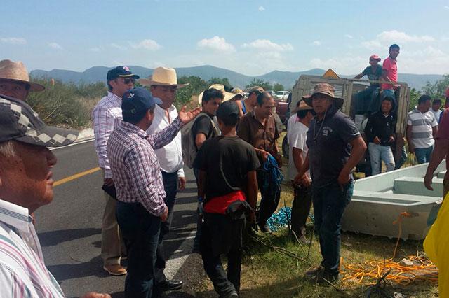 Buscan a 3 jóvenes que cayeron a canal de Valsequillo