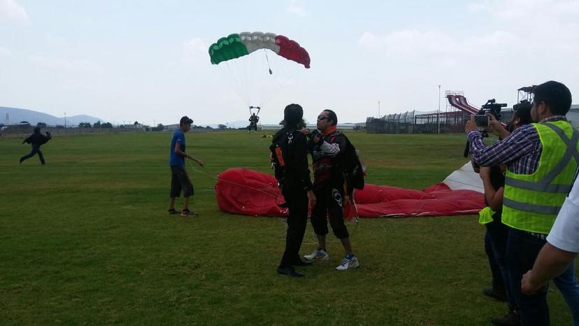 Alfonso Esparza Ortiz cumple apuesta con Lobos BUAP y se avienta en paracaídas