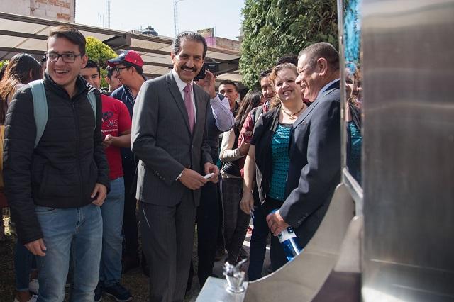 Instalan 50 bebederos en escuelas BUAP en el estado de Puebla