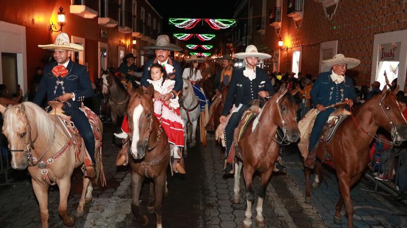 Ayala abandera a participantes de la tracional Cabalgata en Atlixco