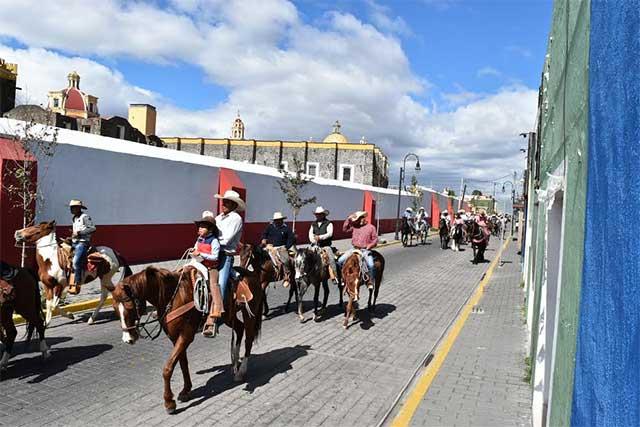 En puerta, cabalgata masiva en San Pedro Cholula