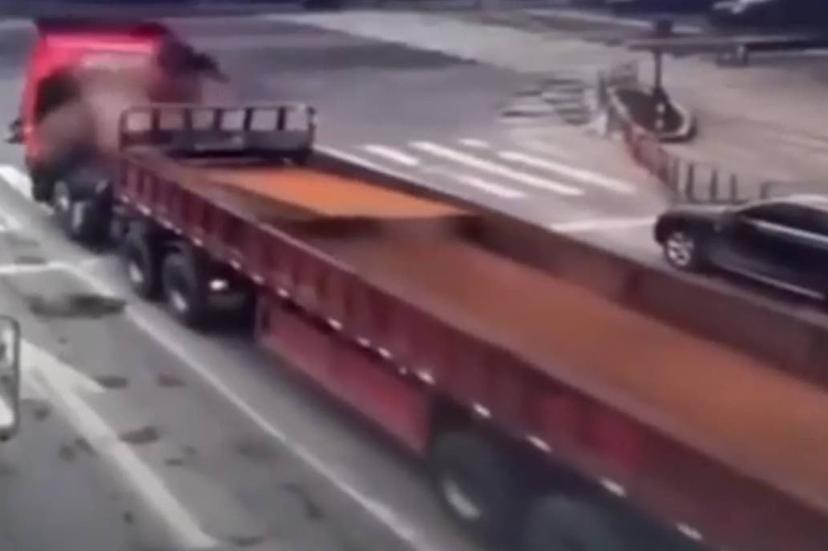 VIDEO Chofer frenó tráiler y una placa de acero que trasportaba cortó la cabina