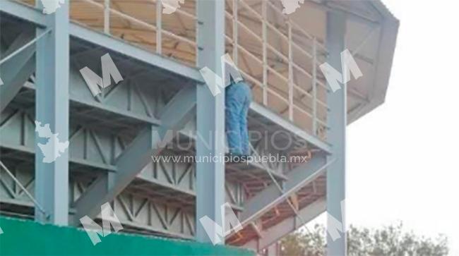 Hallan cadáver colgando de gradas del campo de béisbol en Ajalpan 