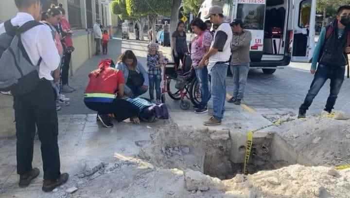 Cae adulto mayor en silla de ruedas a hoyo en Tehuacán