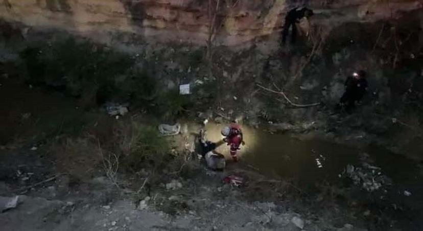 Rescatan a hombre del interior del dren de Valsequillo