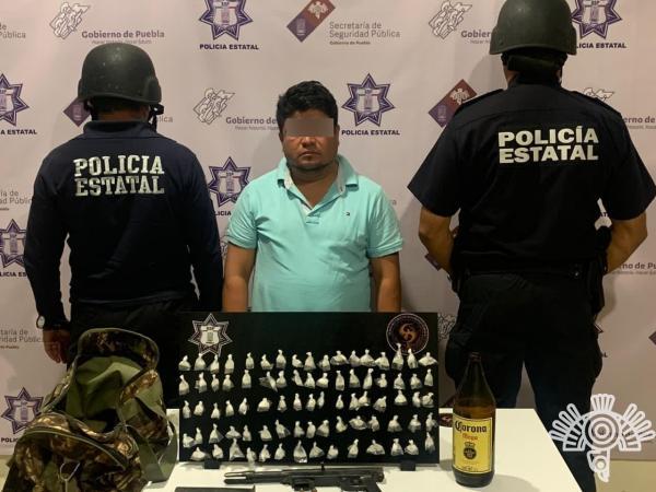 Por beber su caguama en la calle lo detienen y le hallan arma y droga en Ajalpan