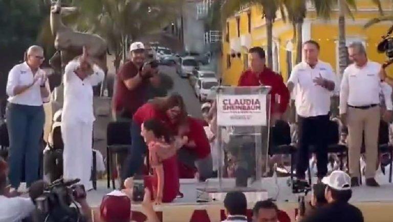 VIDEO Claudia Sheinbaum sufre caída en Mazatlán