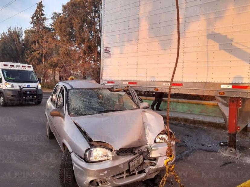 De milagro se salvan al quedar prensados debajo de tráiler en Quecholac