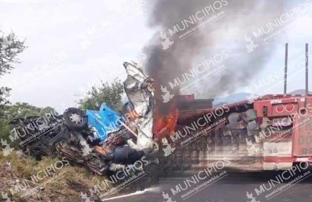 Mueren calcinados en vehículo tras ser embestidos por tráiler en Izúcar