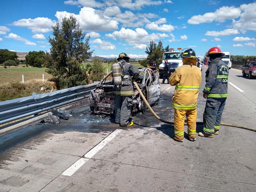 Se calcina auto en la Puebla-Orizaba y pasajeros se salvan de milagro