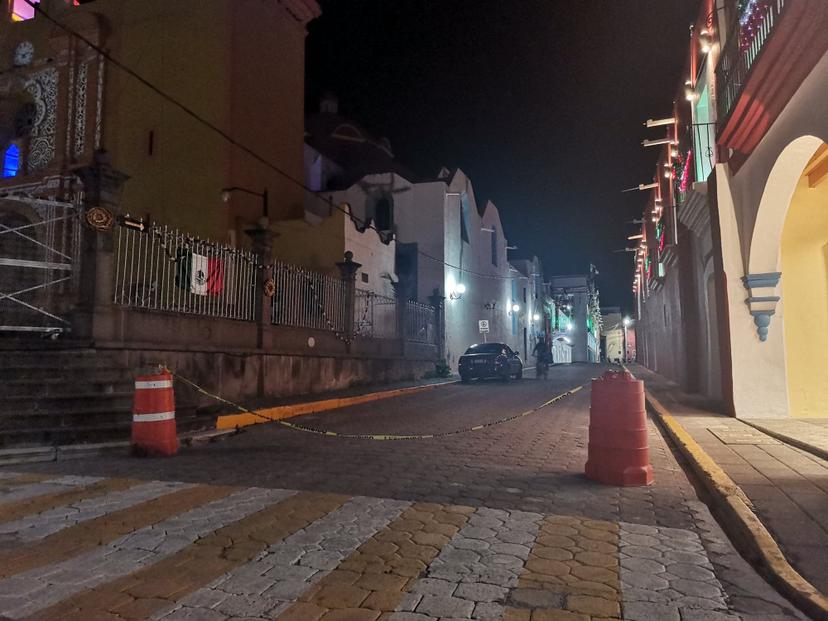 Ayuntamiento usa calle del centro de Izúcar para estacionar autos de funcionarios