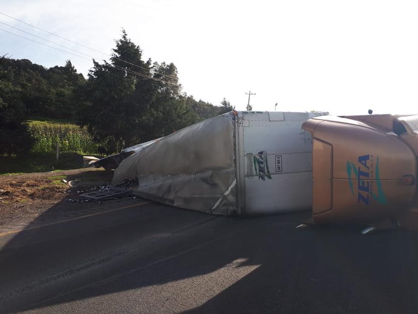 Se vuelca tráiler sobre la autopista Puebla-Orizaba 