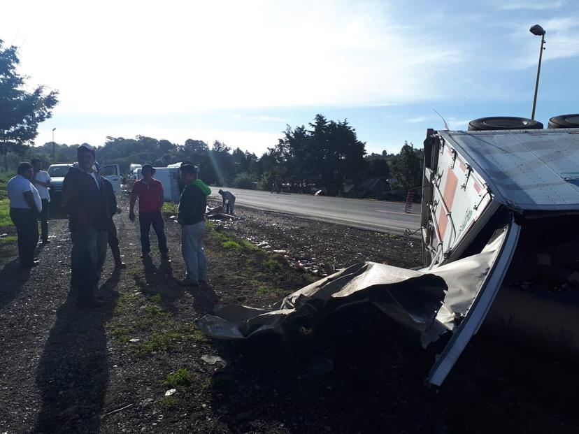 Se vuelca tráiler sobre la autopista Puebla-Orizaba 