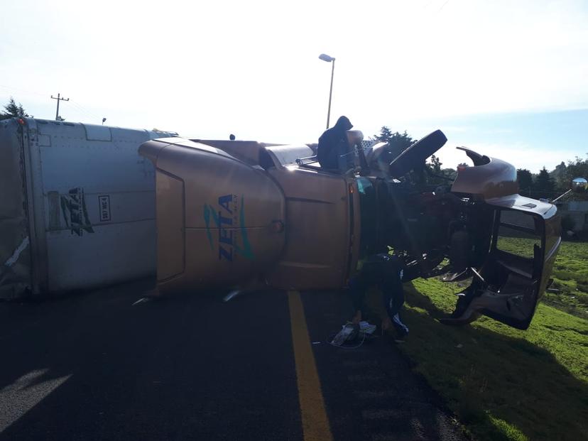 Se vuelca tráiler sobre la autopista Puebla-Orizaba 