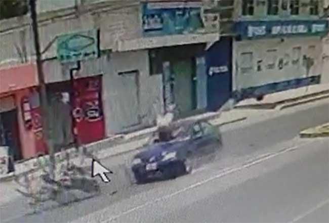 VIDEO Auto embiste a motociclista y de milagro sobrevive en Tecamachalco