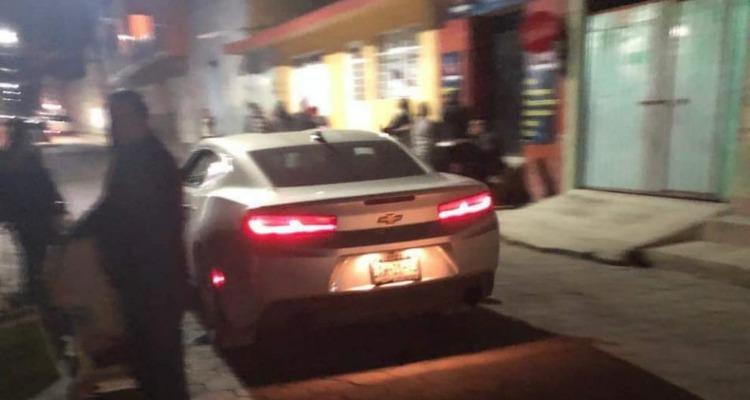 Hijo de regidora juega arrancones con su Camaro en Amozoc, denuncian
