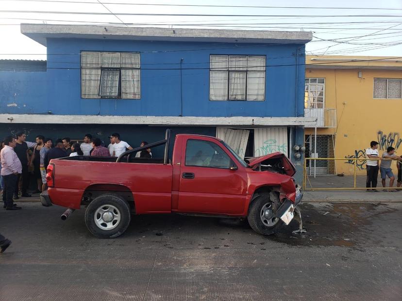 Por exceso de velocidad camioneta choca contra casa en Chachapa