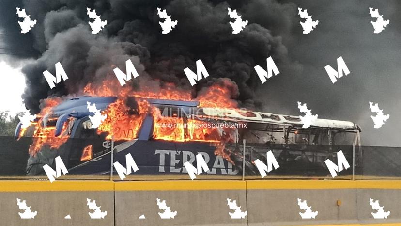 Se incendia camión en la autopista México-Puebla