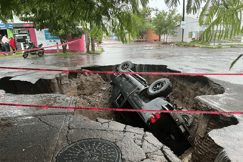 Se forma socavón en Veracruz, se traga una camioneta