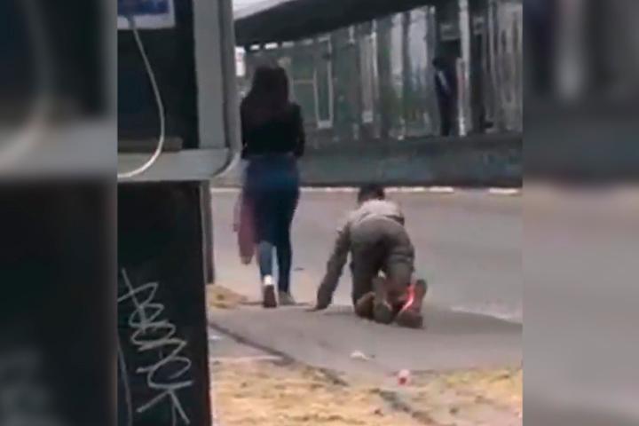 VIDEO Lo ponen en cuatro para cumplir apuesta al sur de Puebla