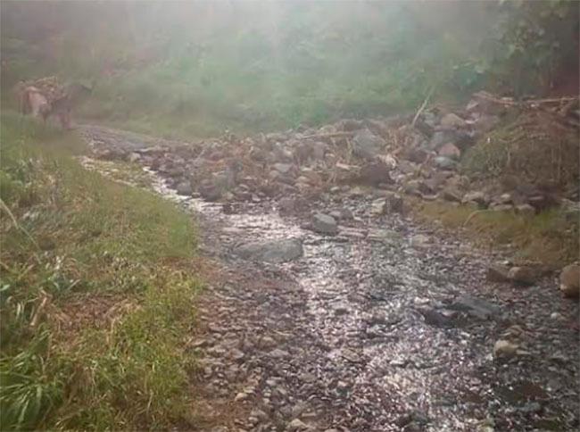 En completa destrucción, caminos que conducen a San Felipe Tepatlán