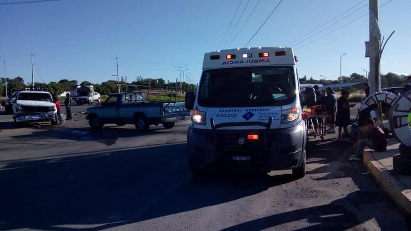 Chocan de frente mujer en moto y abuelito con su camioneta en Atlixco