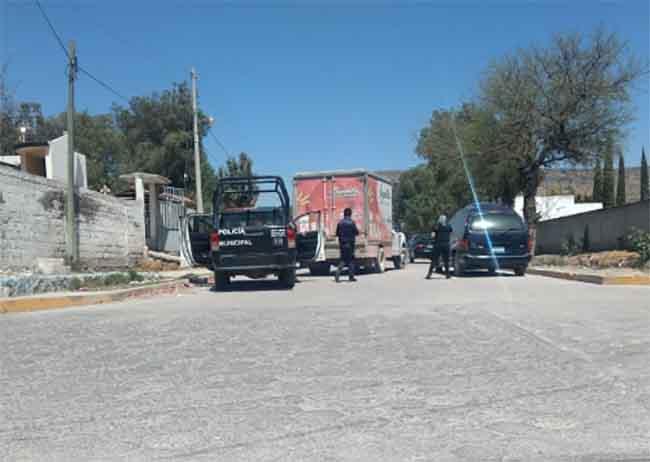 Ladrones abandonan camioneta cargada con materias primas en Tecamachalco 