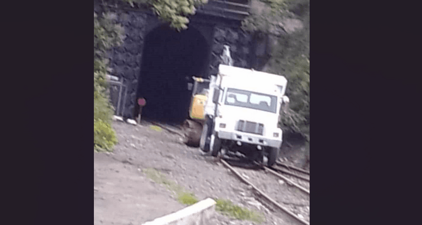 Por 3 días, pobladores de Chapulco mantienen bloqueo de vías del tren