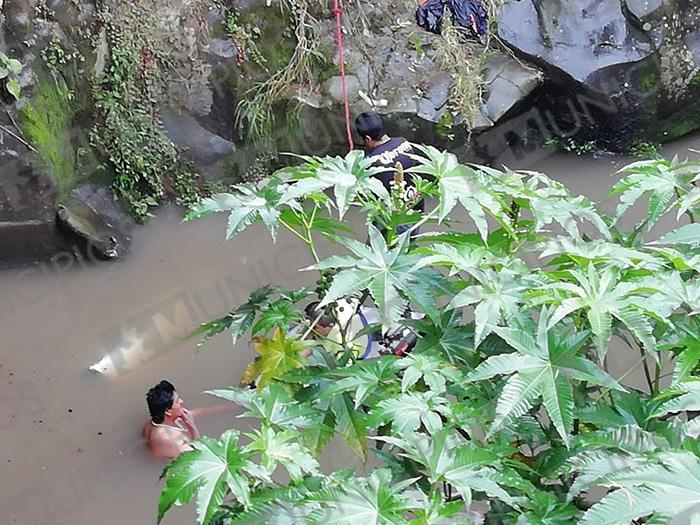 Camioneta cae al río y chofer muere ahogado en Zacapoaxtla 