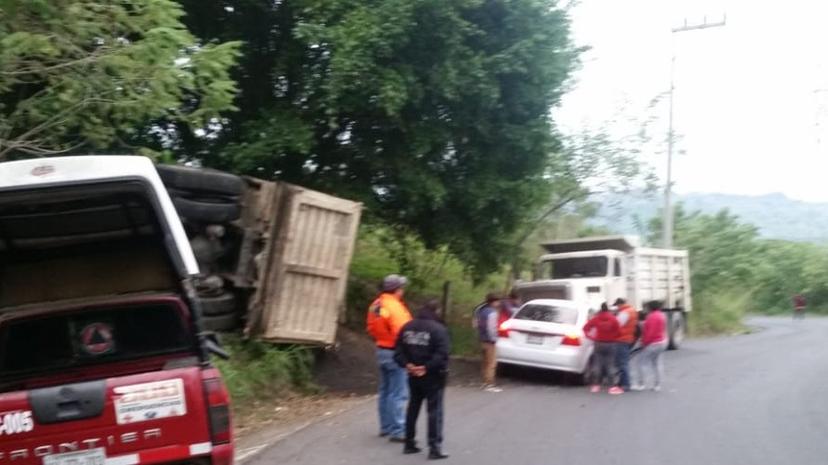 Camión se queda sin frenos y casi se va a barranca en Venustiano Carranza