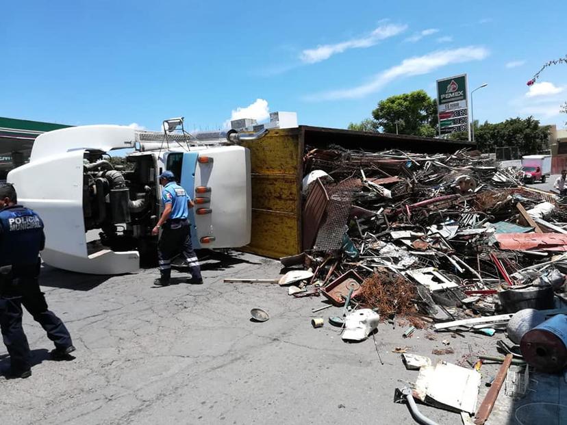 Vuelca camión cargado de fierro viejo en Izúcar