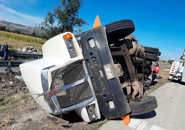 Está bloqueada la Puebla-Orizaba tras accidente de tráiler