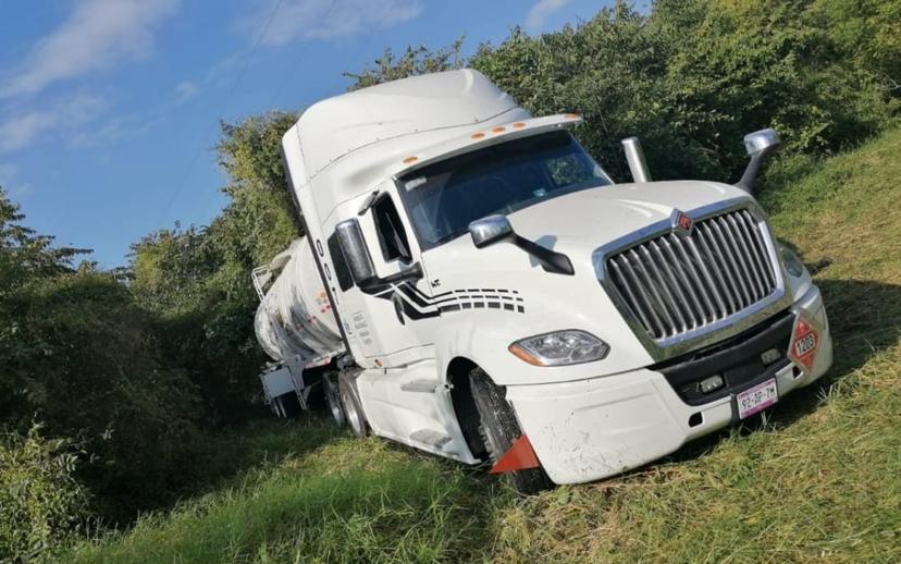 Confiscan tráiler con combustible robado en Venustiano Carranza