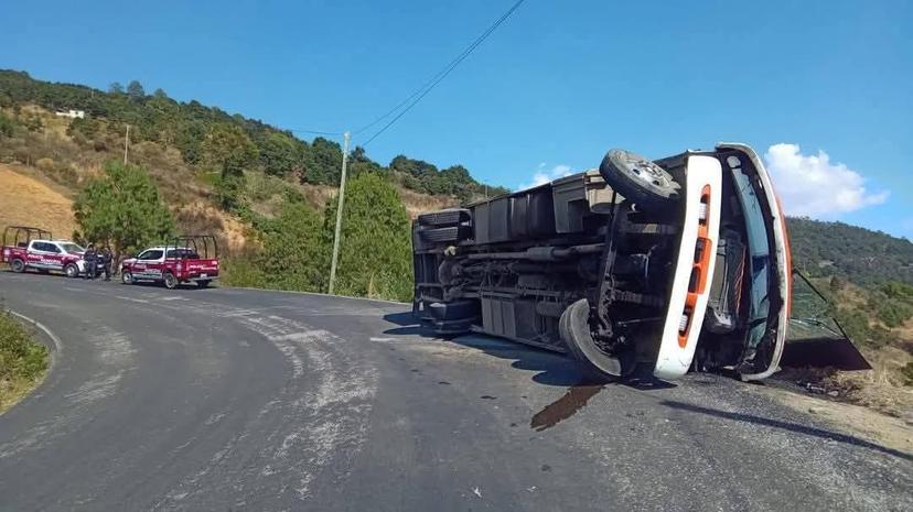 Volcadura de autobús de pasajeros deja un lesionado en Coxcatlan