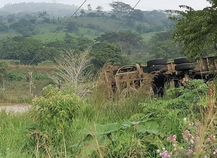 Camión de migrantes vuelca en Veracruz: hay dos muertos y 20 heridos