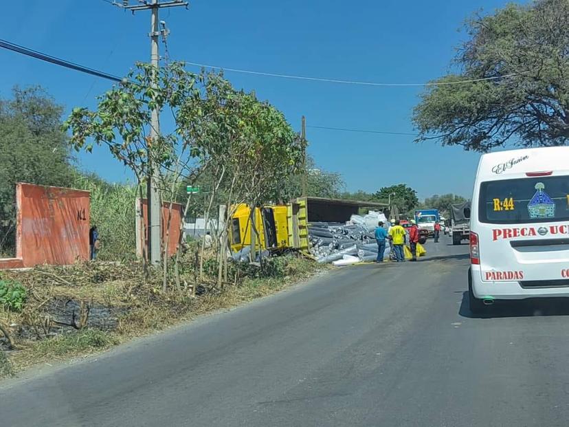 Camión cargado de rollos de tela se queda sin frenos y vuelca en Tehuacán 