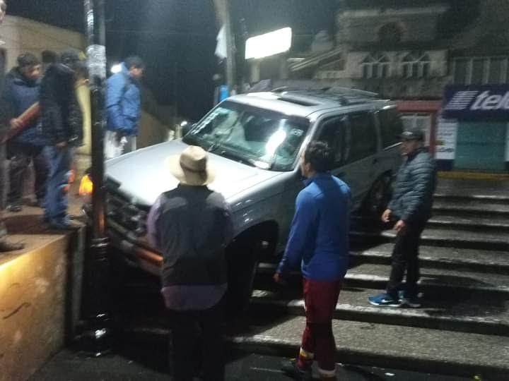 Impacta camioneta en escaleras de parque municipal de Acajete