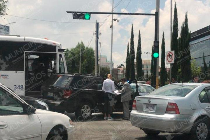 Mujer de 80 años cierra paso a RUTA y deja 10 heridos