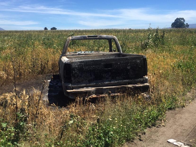 Encuentran camioneta calcinada en carretera de la Mixteca