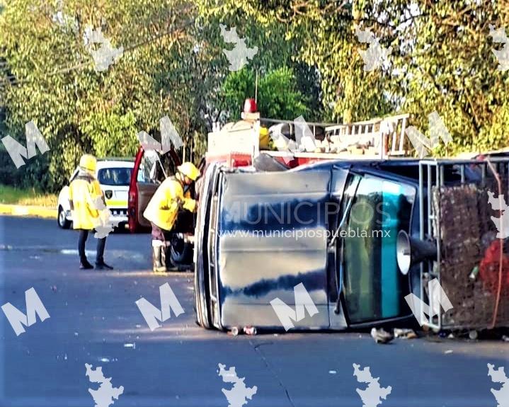 Vuelca camioneta en acceso a Huauchinango, por falla mecánica